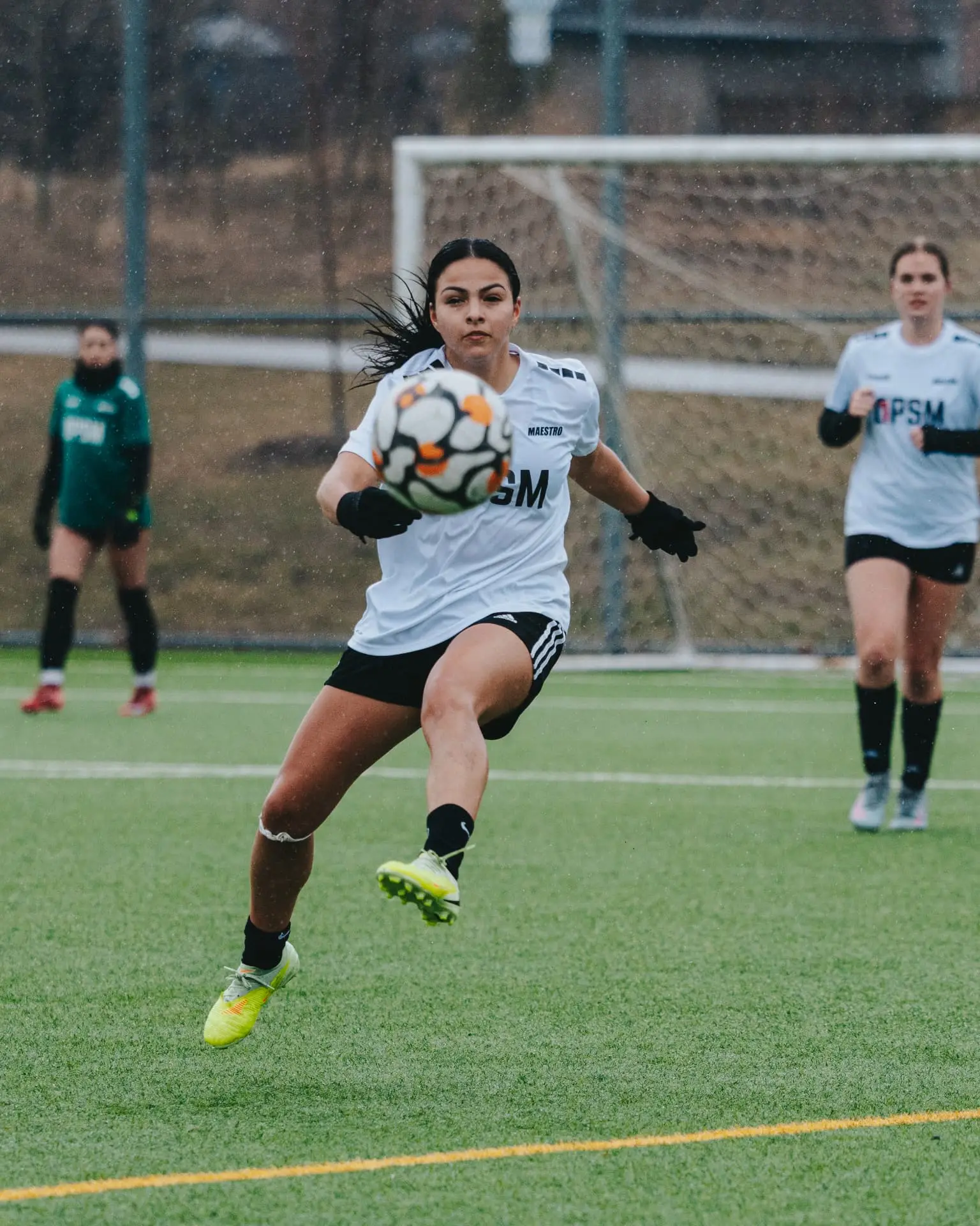 Player controlling a bouncing ball on the run